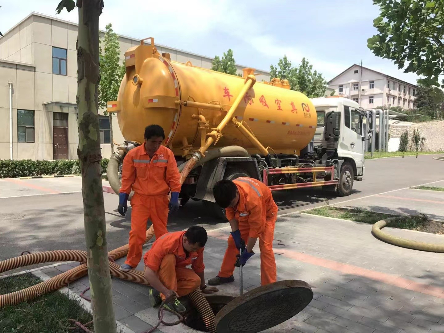 东丰管道疏通车停在窨井附近