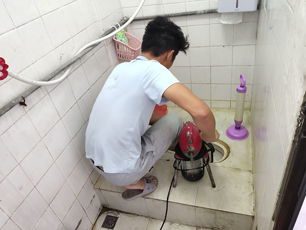 东丰管道堵塞冒臭气 专业师傅现场解决问题