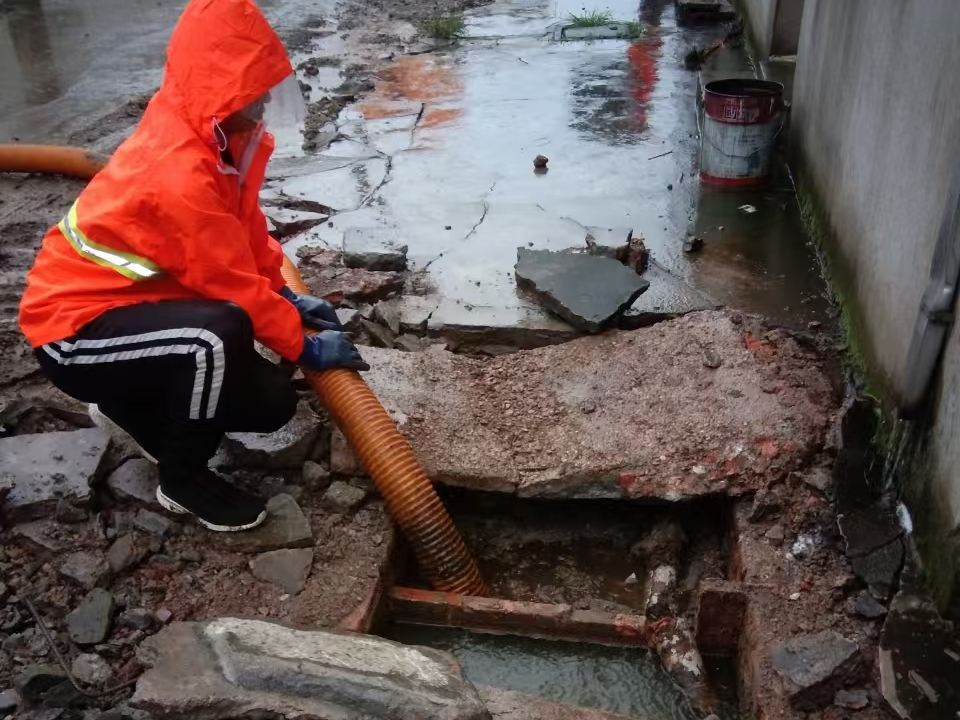 东丰专业清理污水池 炜誉市政以规范流程守护城市 “肠道”