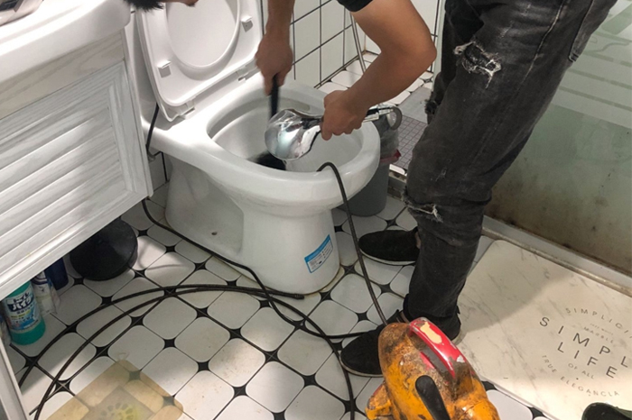 东丰马桶堵塞自己疏通还是找师傅?专业上门服务让你省时更省心